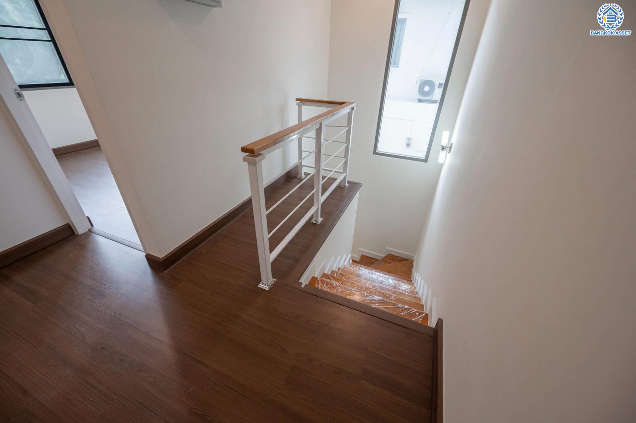 บ้านมือสองตกแต่งใหม่ โครงการ เพอร์เฟคเพลส แจ้งวัฒนะ-ปากเกร็ด เนื้อที่ 54 ตร.ว. ฟังก์ชัน 3 ห้องนอน 3 ห้องน้ำ จอดรถได้ 2 คัน รองรับทุกการอยู่อาศัย บนทำเลศักยภาพ ใกล้เซ็นทรัลแจ้งวัฒนะ รถไฟฟ้าสายสีชมพู "สถานีปากเกร็ด" และเชื่อมสู่แจ้งวัฒนะและทางด่วน "ศรีรัช"...